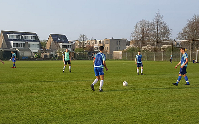 Alfrink voetbalteam oefent tegen Stompwijk