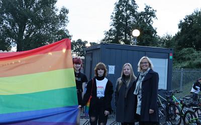 Wethouder Ingeborg ter Laak hijst LHBT vlag